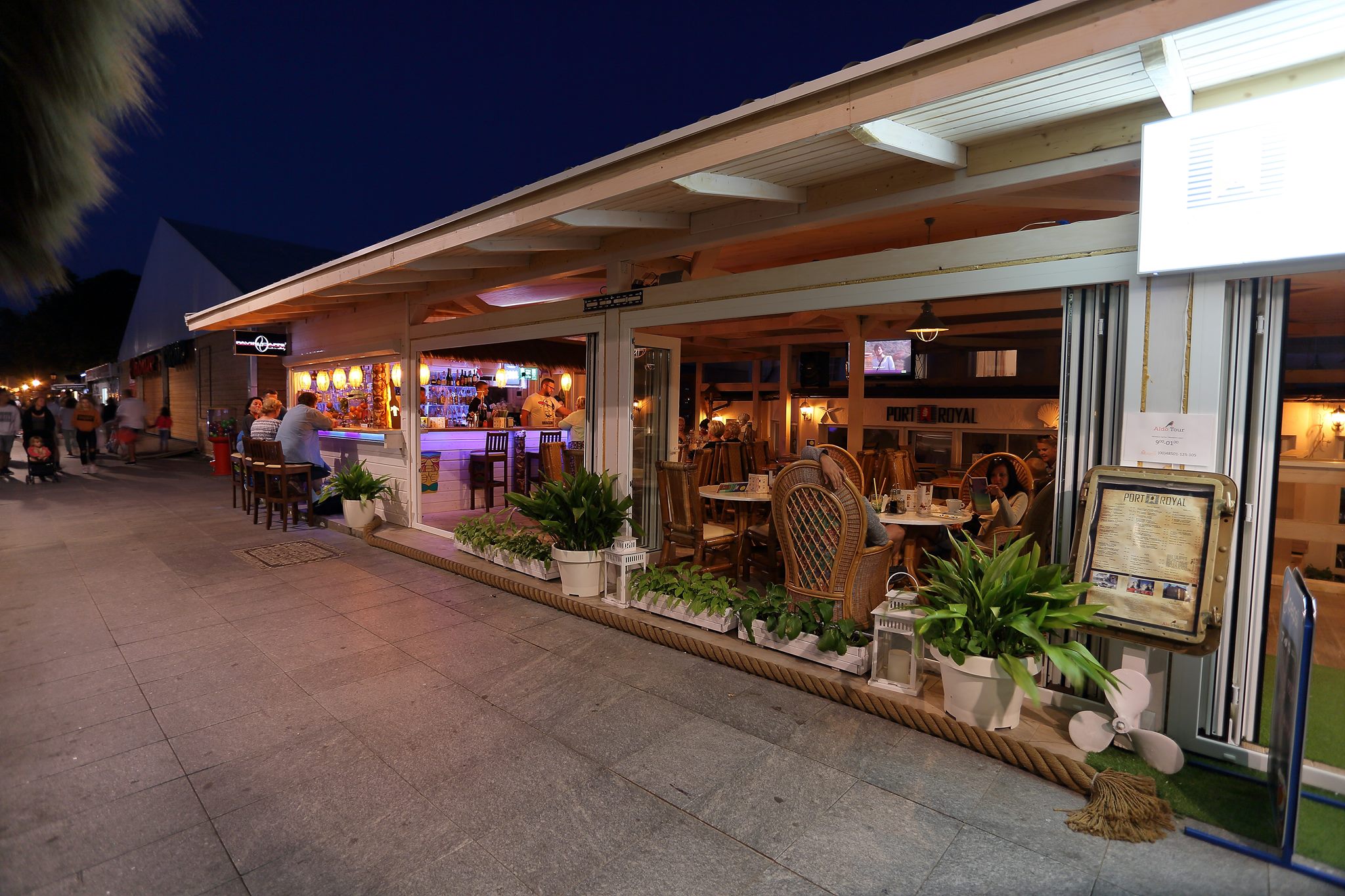 TikiBar Międzyzdroje nocą